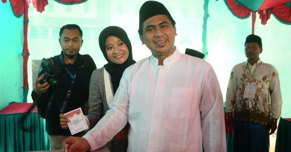 Taj Yasin Taj Yasin Maimoen bersama istri saat memberika hak suara di Pemilu 2024. (Foto: ist)