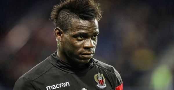 Penyerang Brescia Mario Balotelli ingin meninggalkan lapangan setelah merasa dihina pendukung Hellas Verona di Marc Antonio Bentegodi, Minggu (3/11/2019) malam. (Foto: AP)