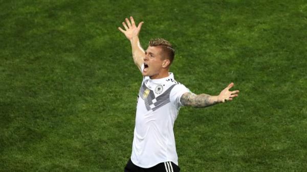 Kroos Toni Kroos menjadi algojo corner kick yang berujung gol ke gawang Valencia pada semifinal Piala Super Spanyol di King Abdullah Sports Center, Kamis (9/1/2020) dini hari WIB. (Foto: Canal1)