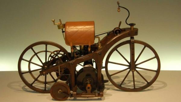 Motor Pertama