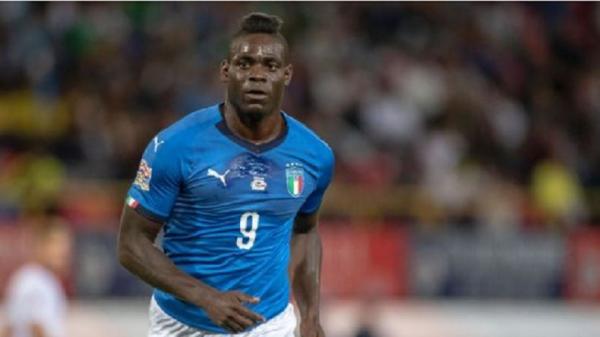 Balotelli 3 Penyerang Brescia Mario Balotelli ingin meninggalkan lapangan setelah merasa dihina pendukung Hellas Verona di Marc Antonio Bentegodi, Minggu (3/11/2019) malam. (Foto: AP)