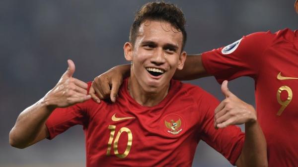 Winger Timnas Indonesia U-23 Egy Maulana Vikri (tengah) menggiring bola dibayangi dua pemain Thailand pada fase Grup B SEA Games 2019 di Rizal Memorial Stadium, Manila, Filipina, Selasa (26/11/2019). (Foto: ANTARA/Sigid Kurniawan)