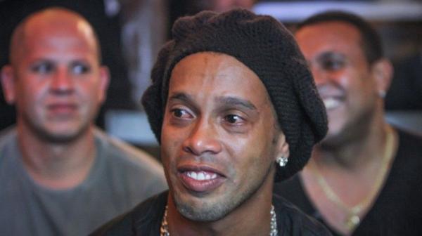 Ronaldinho Kobe Bryant (kiri) berfoto dengan Ronaldinho di sela-sela latihan Barcelona di Los Angeles pada 2005 lalu. (Foto: SportsIndiaShow)