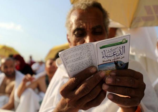 Jamaah Haji Jamaah haji membaca doa niat ihram. (Foto: AFP(