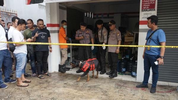 Polisi terjunkankan anjing pelacak guna mengendus pelaku pembunuhan satu keluarga di Bojong Nangka, Bekasi