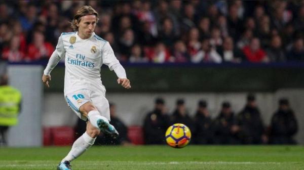 Pemain Real Madrid Luka Modric merayakan gol yang dicetaknya saat mengalahkan Valencia 3-1 pada semifinal Piala Super Spanyol di King Abdullah Sports City, Kamis (9/1/2020) dini hari WIB. (Foto: AFP)