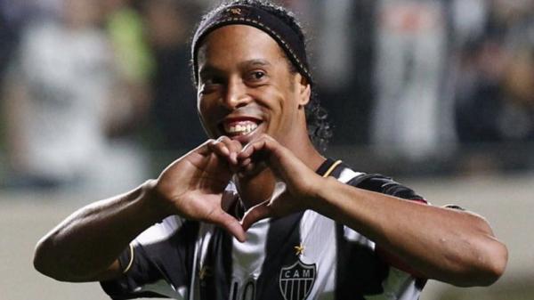 Ronaldinho Kobe Bryant (kiri) berfoto dengan Ronaldinho di sela-sela latihan Barcelona di Los Angeles pada 2005 lalu. (Foto: SportsIndiaShow)