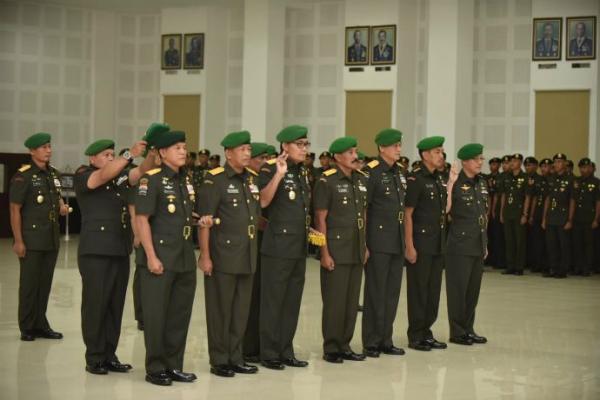 KSAD Jenderal TNI Andika Perkasa memimpin sertijab Pangkostrad dan Irjenad serta jabatan strategis lainnya.
