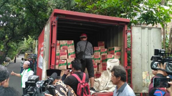 Bantuan relawan Jokowi-Ma'ruf untuk korban bencana tsunami selat sudan di Banten