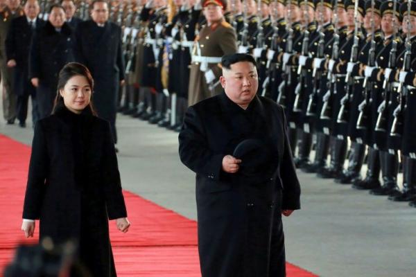 Pemimpin Korea Utara Kim Jong Un (tengah) saat menghadiri latihan oleh pasukan artileri militer di lokasi yang dirahasiakan. (Foto: AFP)
