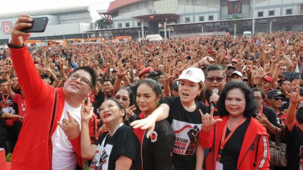 Sekjen PDI Perjuangan memimpin senam dan flash mob pada penutupan perayaan HUT ke-46 dan rakornas PDI Perjuangan di JIExpo Kemayoran, Jakarta Pusat, Jumat (11/1/2019). (Foto: PDIP)