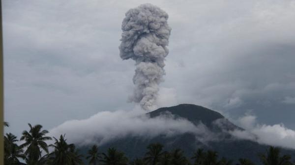 Gunung Ibu Gunung Ibu di barat laut Pulau Halmahera, Maluku Utara erupsi dengan menyemburkan kolom abu setinggi 800 meter, Kamis pagi. (Foto: BNPN/Magma)