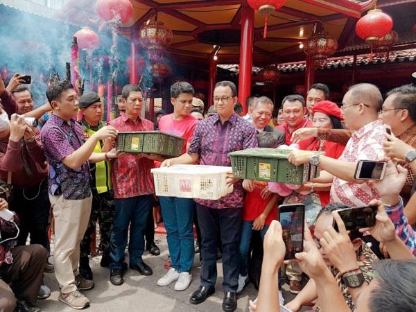Gubernur DKI Jakarta Anies Baswedan saat mendatangi Vihara Dharma Bakti, Petak Sembilan, Glodok, Jakarta Barat, Selasa (5/2/2019) pada perayaan Imlek 2019. (Foto: iNews.id/Wildan Catra Mulia)