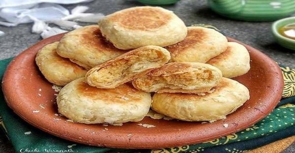 Bakpia Karyawan Jawara Satoe, Jebresan, Kalitirto, Berbah, Sleman sedang membuat bakpia Paris, Sabtu (10/4/2021). (Foto : Koran Sindo/priyo setyawan)