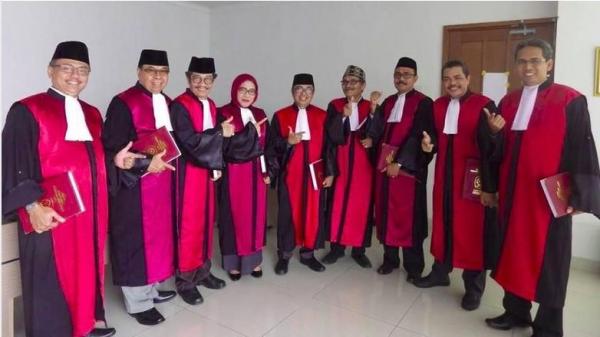 Sepuluh hakim pose dua jari. (Foto: Istimewa)