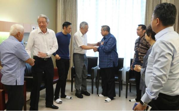 Presiden keenam Indonesia Susilo Bambang Yudhoyono (SBY) menerima kunjunga PM Singapura Lee Hsien Loong dan rombongan yang menjenguk Ani Yudhoyono di National University Hospital, Jumat (15/2/2019). (Foto: Ist)
