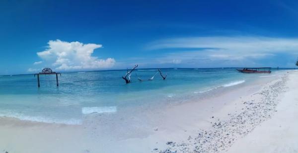 Trawangan2 Wisatawan di Gili Trawangan, Selasa (17/3/2020) (Foto: iNews/Muzakir)