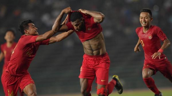Pesepak bola Persipura Marinus Wanewar (kanan)  saat berlaga melawan Barito Putra di Stadion Gelora Delta Sidoarjo, Jawa Timur, Senin (16/12/2019). (Foto: Antara/Umarul Faruq).