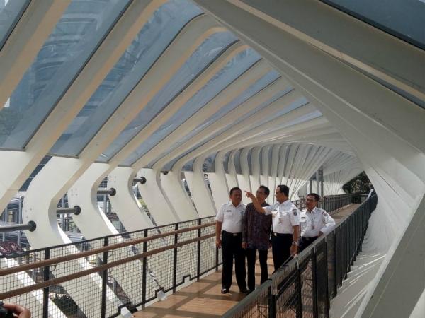 Gubernur DKI Jakarta Anies Baswedan usai meresmikan tiga Jembatan Penyeberangan Orang (JPO) yang baru selesai direvitalisasi Pemprov DKI di kawasan Senayan Jakarta Pusat, Kamis (28/2/2019). (Foto: iNews.id/Wildan Catra Mulia)