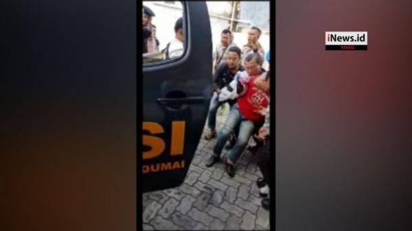 Video Detik-Detik Polisi Tembak Pria Bawa Parang di Kantor BNI Dumai