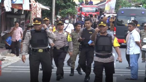 Tim gabungan Densus 88 Mabes Polri dan TNI saat masih bernegosiasi dengan istri terduga teroris di Sibolga untuk menyerahkan diri. (Foto: iNews.id/Raymond)