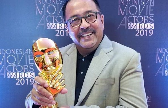 Rano Karno Aktor Indonesia setiap main film selalu dikelilingi wanita cantik dan seksi.