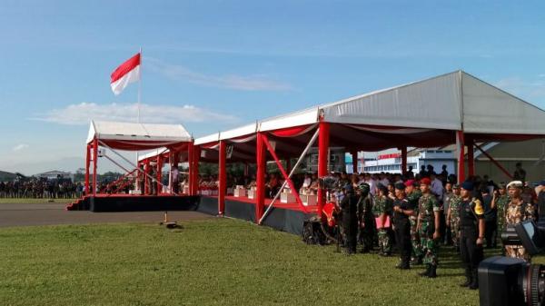 Menko Polhukam Wiranto (tengah) saat memimpin Apel Gelar Pasukan Kesiapan TNI-Polri dan Komponen Bangsa, di Pangkalan TNI Angkatan Udara Halim Perdanakusuma, Jumat (22/3/2019). (Foto: iNews.id/Irfan Ma'ruf)