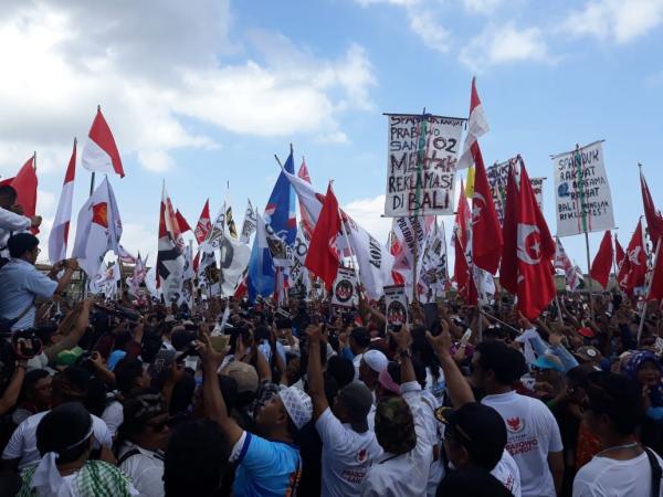 Massa pendukung calon presiden (capres) nomor urut 02 Prabowo Subianto saat kampanye di di Lapangan Kapten Kompyang Sujana, Denpasar, Selasa (26/3/2019). (Foto: Istimewa)