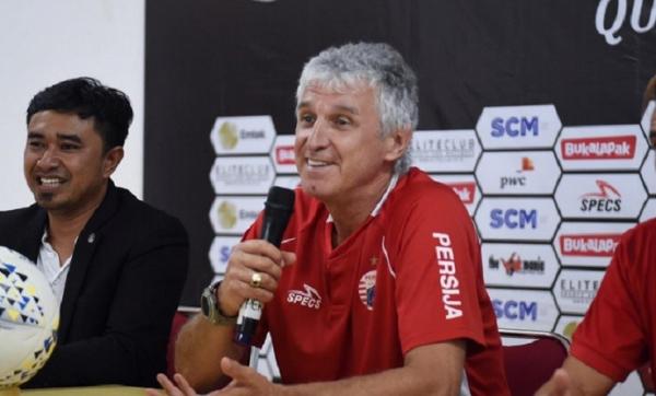 Striker Timnas Indonesia untuk Piala Asia 2007, Bambang Pamungkas berinteraksi dengan pelatihnya, Ivan Kolev di tengah laga. (Foto: Instagram/@afcasiancup)