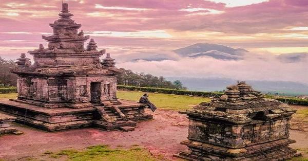 Gedong Songo1 Sejumlah pengunjung menikmati pemandangan alam kawasan Candi Gedong Songo, Kabupaten Semarang. (Sindonews, Ahmad Antoni)