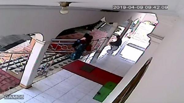 Rekaman CCTV di dalam Masjid Al Amin Bintara III saat terduga pelaku menggendong dan menculik anak balita. (Foto: iNews/Rachmat Hidayat)