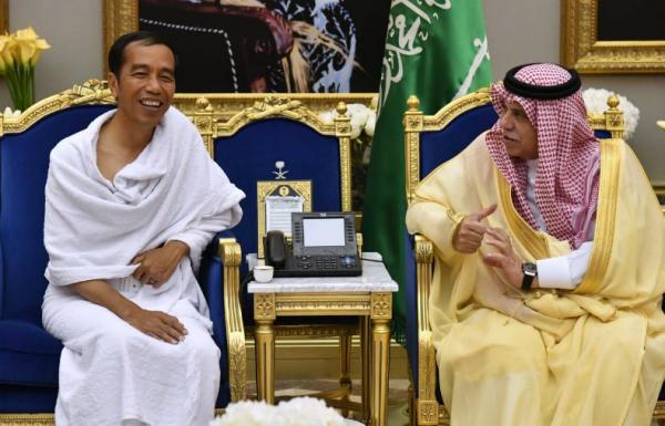 Presiden Joko Widodo (Jokowi) tiba di Bandara Internasional King Abdulaziz, Jeddah Arab Saudi, dengan mengenakan pakaian ihram, Senin (15/4/2019). (Foto: Biro Pers Sekretariat Presiden/Laily Rachev)