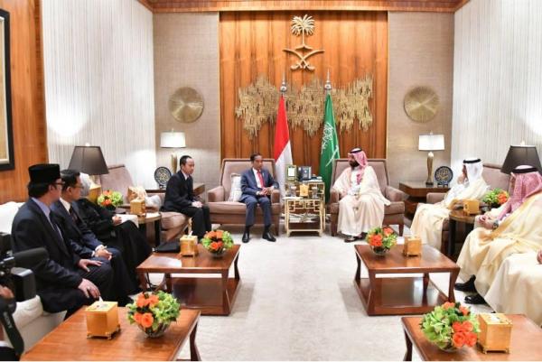 Presiden Joko Widodo disambut hangat Putra Mahkota Kerajaan Saudi Muhammad bin Salman dalam pertemuan yang dihelat di Istana Putra Mahkota Riyadh, Minggu (14/4/2019) malam. (Foto: Biro Pers Sekretariat Presiden/Laily Rachev)