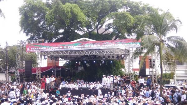 Massa terus berdatangan memadati jalanan depan kediaman Capres nomor urut 02 Prabowo Subianto di Kertanegara, Jakarta Selatan, Jumat (19/4/2019). (Foto: iNews.id/Felldy Utama)