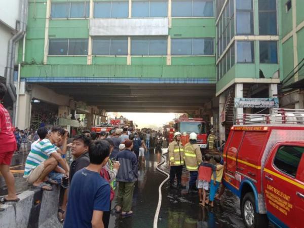 Kebakaran melanda lantai 4 Blok C Pasar Tanah Abang, Jakarta Pusat pada Senin (22/4/2019) sekitar pukul 07.10 WIB. (Foto: iNews.id/ Irfan Fitrat)