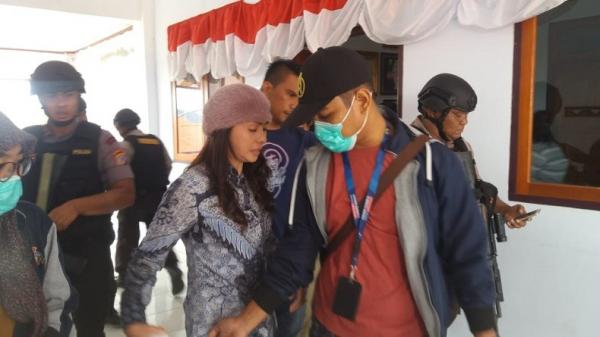 Proses penangkapan Bupati Talaud Sri Wahyumi Maria Manalip di Kantor Bupati Talaud, Sulut, Selasa (30/4/2019). (Foto: IST)