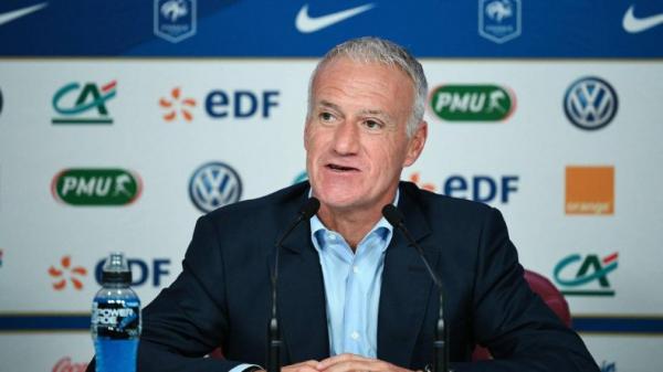 Pelatih Timnas Prancis Didier Deschamps memberi salam kepada para fans setelah timnya menang 2-0 atas Albania pada matchday pamungkas Kualifikasi Euro 2020 di Arena Kombetare, Tirana, Senin (18/11/2019) dini hari WIB. (Foto: AFP)