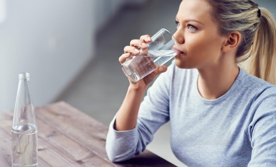 Cara menurunkan berat badan tanpa diet, minum air putih Cara menurunkan berat badan tanpa diet, minum air putih