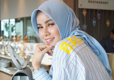 Artis cantik yang menikah dengan pria yang lebih muda, Olla Ramlan. (Foto: IG)