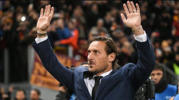 Mantan kapten AS Roma Francesco Totti (kanan) bersama istrinya, Ilary Blasi. (Foto: kontrokultura.it)