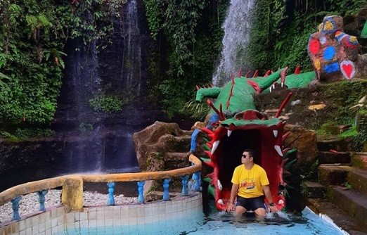 Sejuknya Berenang di Waterboom Curug Luhur, Sembunyi di Kaki Gunung Salak