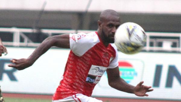 Striker Persipura Jayapura Boaz Solossa merayakan golnya ke gawang PSIS Semarang pada pekan pertama Liga 1 2020 di Stadion Klabat, Minggu (1/3/2020) sore. (Foto: Twitter @persipura_)