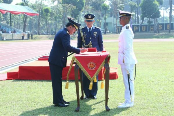 Panglima TNI Marsekal Hadi Tjahjanto melantik dan mengambil sumpah jabatan 169 Perwira Prajurit Karier (Pa PK) TNI di Lapangan Sapta Marga Akademi Militer (Akmil), Magelang, Jawa Tengah, Rabu (11/7/2019). (Foto: Istimewa)