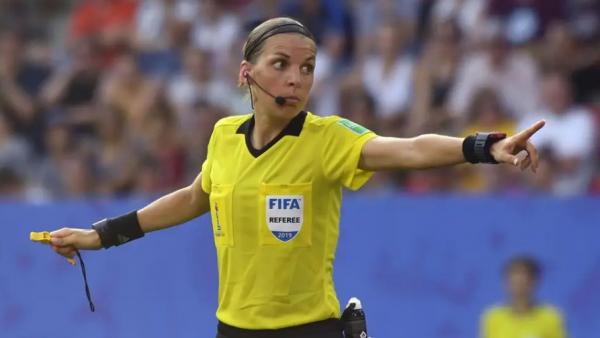 Stephanie Frappart Wasit perempuan Stephanie Frappart akan memimpin pertandingan uventus melawan Dynamo Kiev pada matchday kelima Grup G Liga Champions, Kamis (3/12/2020) dini hari WIB. (Foto: Deccan Herarld)