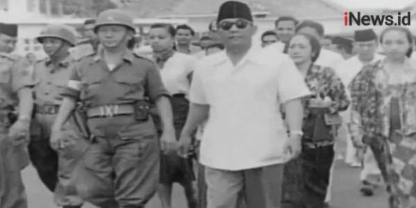 Soekarno Megawati Soekarnoputri menyerahkan penghargaan kepada kepala daerah peraih Trisakti Tourism Award 2019. (Foto: sindonews.com)