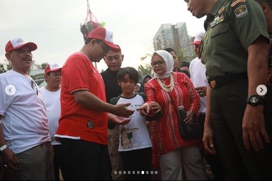 Gubernur DKI Jakarta Anies Baswedan usai juara lomba tarik tambang pada perayaan HUT ke-74 kemerdekaan RI di sekitar kediamannya, Lebak Bulus, Jakarta Selatan, Sabtu (17/8/2019). (Foto: Instagram)
