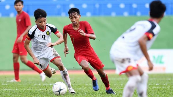 Beckham Putra Pemain Persib Bandung, Beckham Putra dijaga ketat gelandang Borneo FC, Nuriddin Davronov dalam laga Liga 1 2021/2022 di Stadion Indomilk Arena, Kamis (23/9/2021). (Foto: Twitter/@persib)
