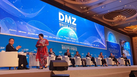 Presiden kelima RI Megawati Soekarnoputri usai berpidato di DMZ International Forum on the Peace Economy, di Hotel Lotte Seoul, Korea Selatan (Korsel), Kamis (29/8/2019). (Foto: istimewa)