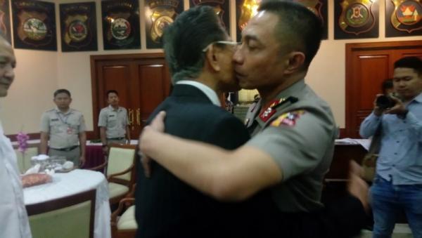 Komjen Pol Dharma Pongrekun saat mencium pipi orang tuanya usai upacara kenaikan pangkat di Mabes Jakarta, Jumat (30/8/2019). (Foto: iNews.id/Irfan Ma'ruf)