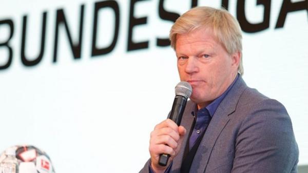 Oliver Kahn 1 Kiper Bayern Munchen, Oliver Kahn, menghibur kiper Valencia, Santiago Canizares, yang bersedih usai kalah di final Liga Champions (foto: UEFA)
